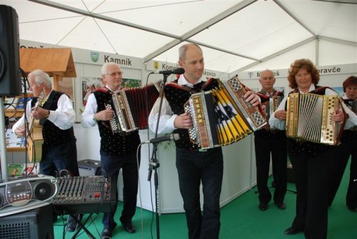 Robi Stopar s svojimi muzikanti